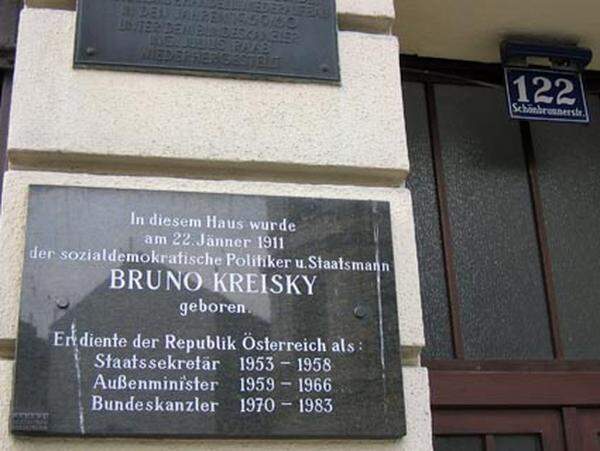 Bruno Kreisky wird 1911 als zweitältester Sohn einer wohlhabenden jüdischen Familie in Wien-Margareten geboren.  Mit 15 schließt er sich der sozialistischen Arbeiterjugend an, sehr zum Missfallen seiner Familie. Er studiert Rechts- Wissenschaften, "denn die Partei braucht gute Juristen".  Bild von Hjanko unter der GNU-Lizenz für freie Dokumentation in der freien Enzyklopädie Wikipedia veröffentlicht.