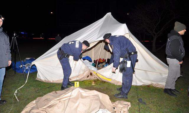 ASYL: FLUeCHTLINGSCAMP VOR VOTIVKIRCHE GERAeUMT