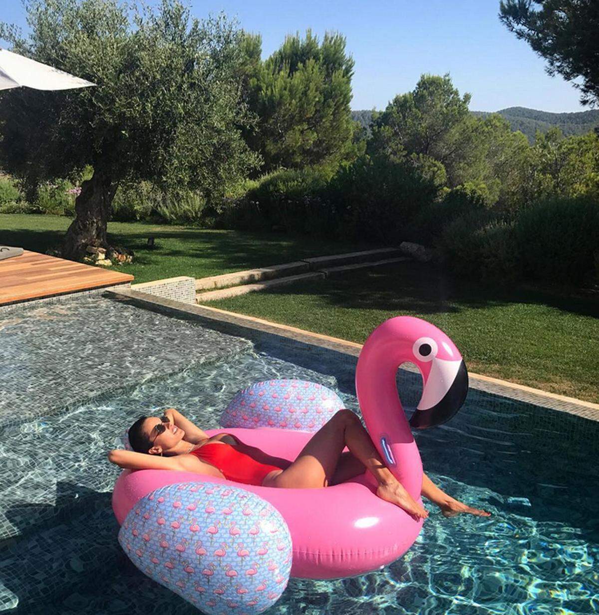 Ganz im Trend - auch mit dem aufblasbaren Flamingo - liegt Alessandra Ambrosio.