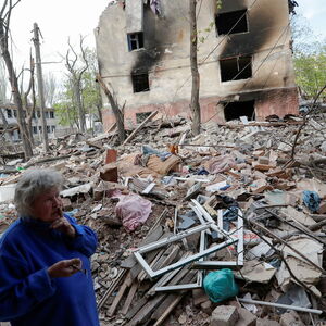 Eine Bewohnerin von Mariupol vor den Trümmern eines Wohnblocks. 