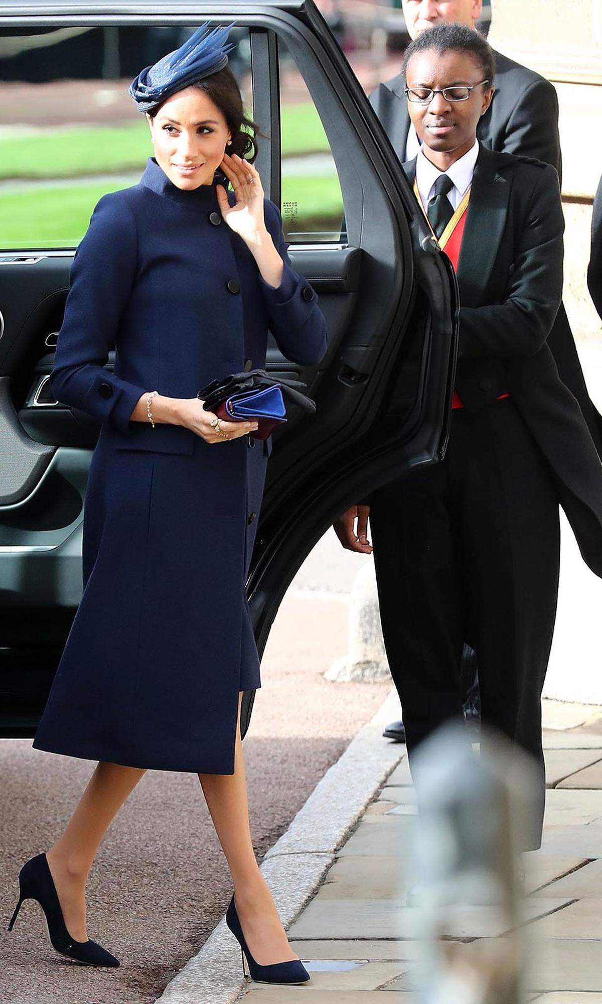 Die Herzogin von Sussex trägt ein Kleid und einen Mantel ihres Lieblings-Labels Givenchy und einen Hut von Noel Stewart.
