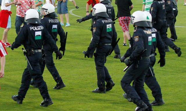 Polizeibeamte beim Relegationsspiel zwischen GAK und Hartberg