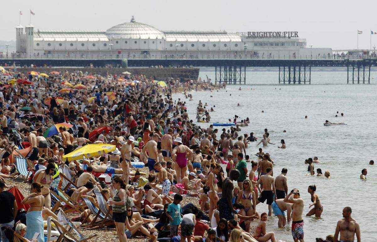 524 Meter britische Strandbadkultur findet man am Brighton Pier, dem englischen Wahrzeichen des gepflegten Strandtages. An schönen Tagen sollte man sich hier schnell einen Quadratmeter sichern. Außer für seinen exotischen Royal Pavilion ist das Seebad aus der viktorianischen Epoche mittlerweile auch für den neu eröffneten 162 Meter hohen Aussichtsturm bekannt. Der "i360" wurde von den Architekten David Marks und Julia Bartfield geplant, die bereits hinter dem London Eye stehen.