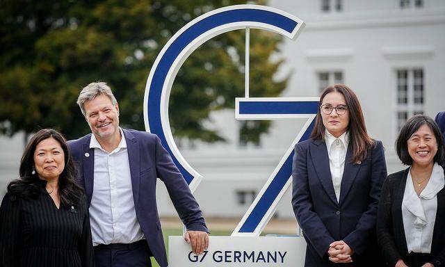 Deutschlands Wirtschaftsminister Habeck (2.v.li.) und seine ukrainische Amtskollegin Julia Swyrydenko (2.v.re.) beim G7-Ministertreffen in Brandenburg.