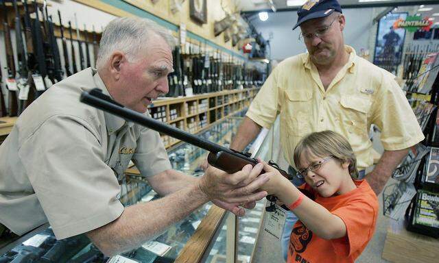 Ein Archivbild aus dem Jahr 2008 aus Fort Worth in Texas. Kinder dürfen keine Waffen kaufen, jedoch unter Umständen benutzen.