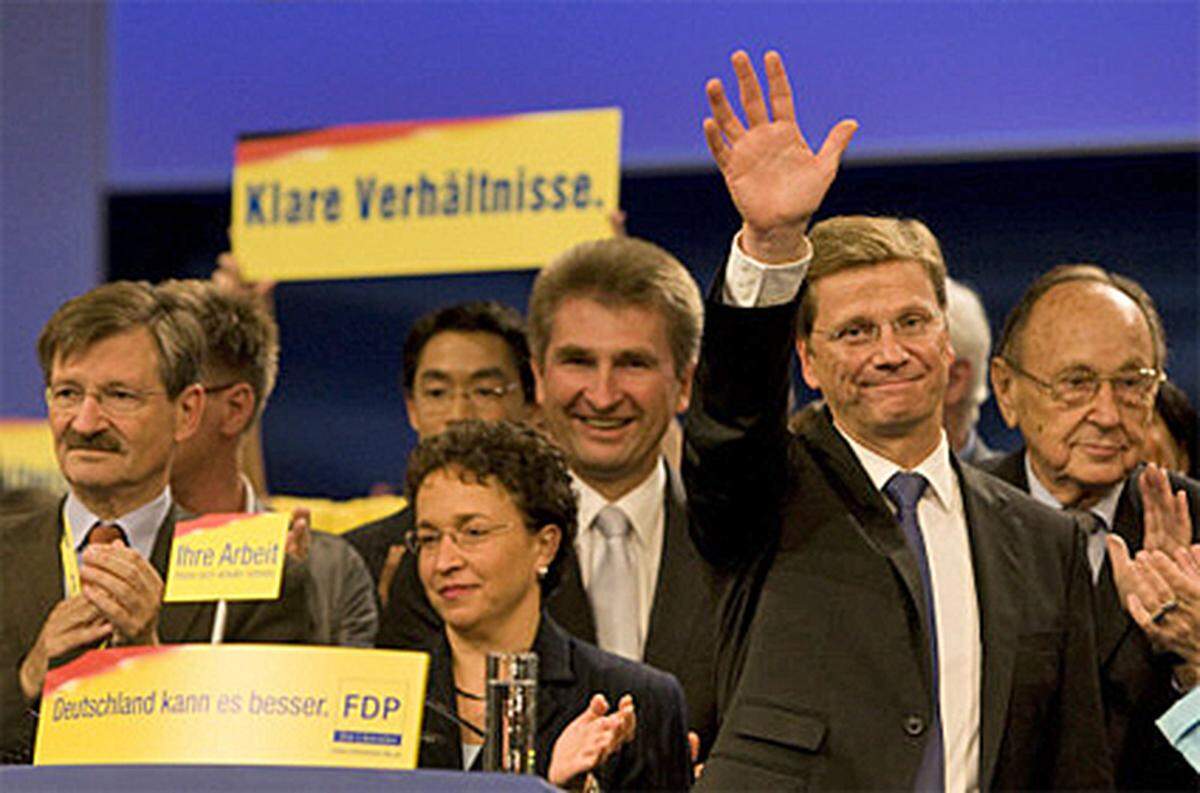 Diesmal hat es also geklappt. Auf das Rauschmittel der guten Umfragen waren die Liberalen aber schon einmal hereingefallen: 2005 reichte es im Bund trotz deutlicher Zugewinne nicht, denn der Wunschpartner CDU/CSU konnte nicht halten, was die Vorhersagen versprachen.