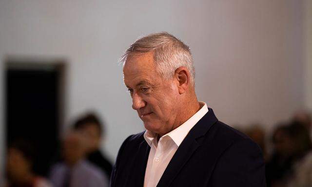 Benny Gantz, leader of Blue and White party pays his respect to former Supreme Court president Meir Shamgar who died on Saturday during a memorial ceremony held at the supreme court  in Jerusalem