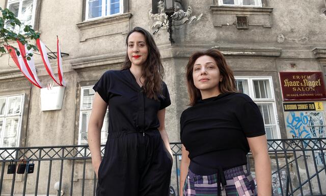 Julia Pacher (l.) und Ece Anisoglu beim Start ihres digitalen Stationentheaters in der Griechengasse.