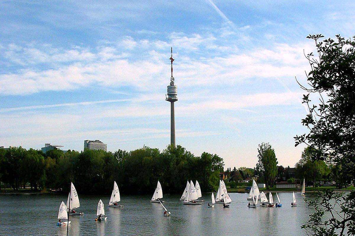 Erhalten geblieben ist allerdings das Wahrzeichen des Donauparks, der Donauturm. Mit seiner Höhe von 252 Meter ist er das höchste Gebäude Österreichs. Der Turm wurde gemeinsam mit der Gartenschau von Bundespräsident Adolf Schärf am 16. April 1964 eröffnet.