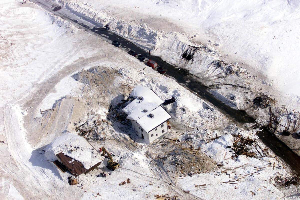 Am Nachmittag des 24. Februar wurde dann der zu Ischgl gehörende Weiler Valzur von einer Lawine überrascht. Sieben Menschen kamen dabei ums Leben. Bild vom 27. Februar 1999