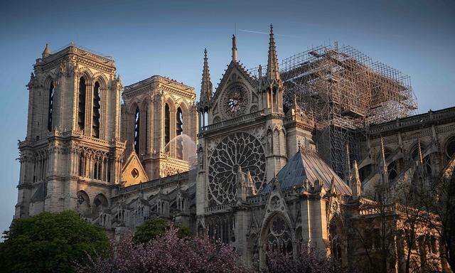 Das Baugerüst von Notre-Dame in Paris hielt dem Feuer stand.