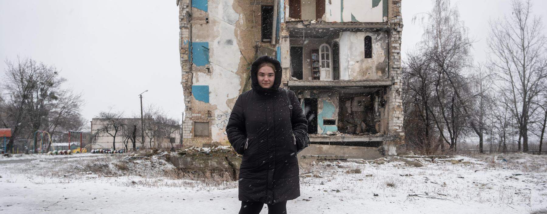 Die 16-jährige Bohdana vor dem teilzerstörten Wohnhaus, in dem sie mit ihrer Großmutter lebt.