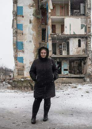 Die 16-jährige Bohdana vor dem teilzerstörten Wohnhaus, in dem sie mit ihrer Großmutter lebt.