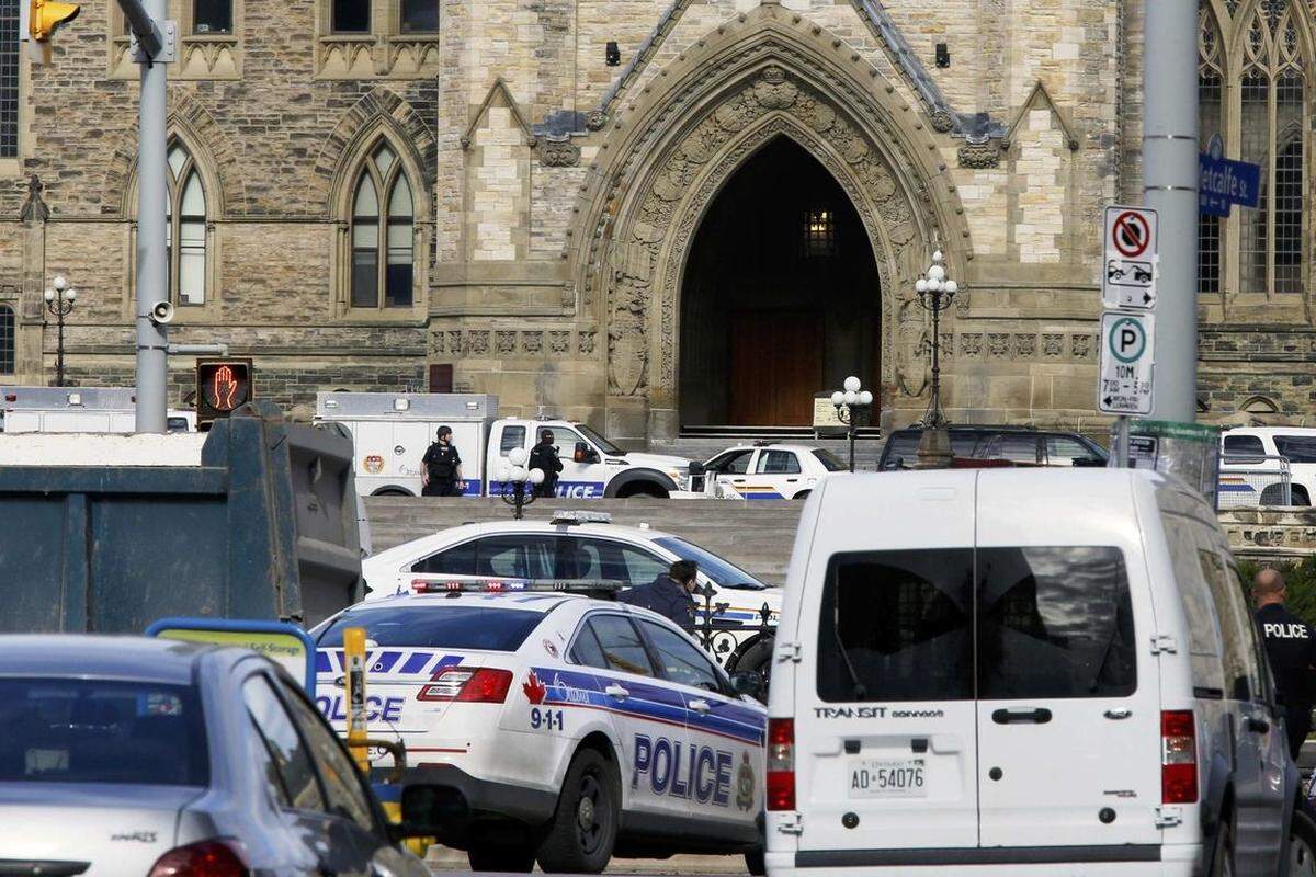 In der kanadischen Hauptstadt Ottawa herrschte am Mittwoch Terror-Alarm: Ein bewaffneter Mann konnte ungehindert ins Parlament eindringen, nachdem er zuvor bereits am nahen Kriegerdenkmal einen Soldaten erschossen hatte. Bilder vom Polizeieinsatz in Ottawa.