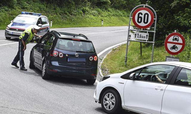Fahrverbote sollen den Verkehr auf lokalen Ausweichrouten in Tirol eindämmen