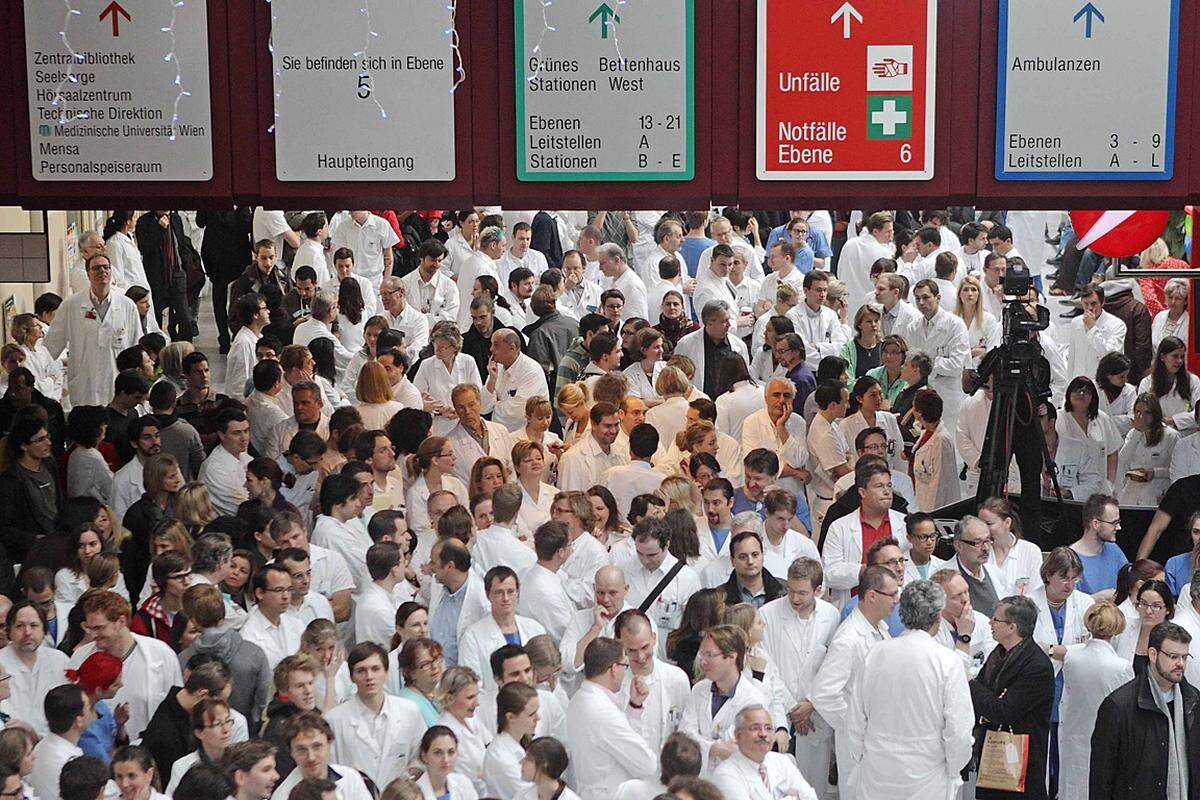 Im Wiener Allgemeinen Krankenhaus (AKH) haben die Spitalsärzte erstmals öffentlich gegen die geplanten Sparmaßnahmen protestiert. Die Veranstaltung in der Aula ist die erste, die auch von Besuchern und Patienten des Spitals mitverfolgt werden kann. Bisher gab es lediglich interne Betriebsversammlungen.