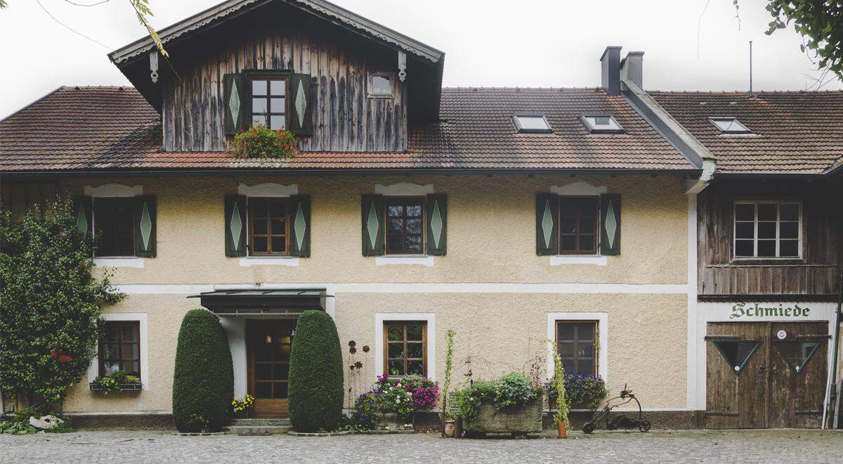 Der Bretterbauernhof im Innviertel, der Anfang des 20. Jahrhunderts noch rund 20 Menschen als Lebensraum diente, hat sich über die folgenden vier Generationen grundlegend geändert.