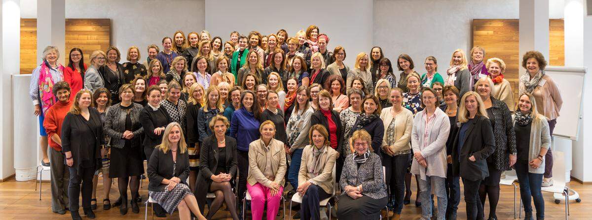 Am 6. Mai wurde im Rahmen der Generalversammlung des Salon Real, Verein von und für Frauen der heimischen Immobilienwirtschaft, der Vorstand in seiner bisherigen Zusammenstellung bestätigt:  Obfrau: Ingrid Fitzek-Unterberger Stellvertretende Obfrau und Kassierin: Daniela Witt-Dörrin Stellvertretender Kassierin: Karin Schmidt-Mitscher Vorstandsmitglied: Margret FunkVorstandsmitglied: Johanna Fuchs-Stolitzka Vorstandsmitglied: Gertrude Schwebisch Rechnungsprüfer: Helga Brun, Caroline Mocker (red., 14. 5. 2019)   Im Bild: Mitglieder des Salon Reals mit dem neugewählten Vorstand sitzend v.l.n.r.: Gertrude Schwebisch, Daniela Witt-Dörring, Ingrid Fitzek-Unterberger, Johanna Fuchs-Stolitzka, Margret Funk.