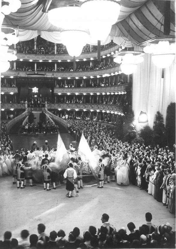 Bälle gab es also schon viel früher in der Wiener Oper, aber der erste, der tatsächlich "Wiener Opernball" hieß, fand am 26. Januar 1935 statt und wurde nach Ende der Monarchie und der Wirtschaftsdepression als "Siegesfest des Optimismus" bejubelt. Bundeskanzler Kurt Schuschnigg hatte den Ehrenschutz des Balls übernommen.