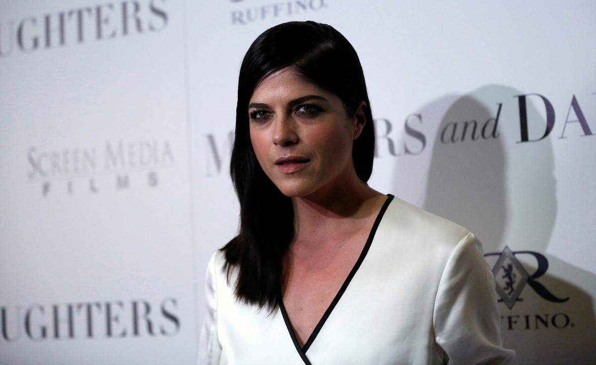 Hollywood-Schauspielerin Selma Blair leidet nach eigenem Bekenntnis an Multipler Sklerose. "Ich bin behindert. Ich falle manchmal. Ich lasse Sachen fallen. Meine Erinnerung ist neblig. Und meine linke Seite fragt nach Anweisungen von einem beschädigten Navigationssystem... Ich habe MS und ich bin OK", bekannte sie am 20. Oktober auf ihrer Instagram-Seite.