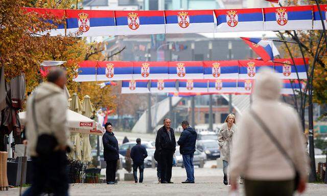 Serbische Fahnen in der Stadt Mitrovica im Norden des Kosovo.