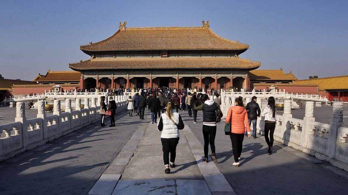 Die Palaststadt im Zentrum Pekings beheimatete bis zur Revolution 1911 die chinesischen Kaiser der Ming- und Quing-Dynastie. Die normale Bevölkerung durfte die Anlagen nicht betreten, was den Namen erklärt.