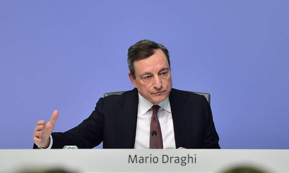 Mit wenigen Worten hat der Italiener Mario Draghi Geschichte geschrieben. "Die EZB wird alles tun, um den Euro zu retten", versprach Draghi im Sommer 2012: "Whatever it takes." Sein Machtwort kam für die am Abgrund stehende Eurozone zur rechten Zeit. Allerdings gibt es bis heute viel Kritik an der extrem lockeren Geldpolitik der Ära Draghi - bis hin zu gerichtlichen Auseinandersetzungen. Denn der ehemalige Exekutivdirektor der Weltbank (1984-1990) und spätere Goldman-Sachs-Investmentbanker (2002-2005) zog alle Register - oft gegen Widerstände auch aus dem Kreis der Zentralbanker. Seine Amtszeit geht vom 1. November 2011 bis zum 31. Oktober 2019.