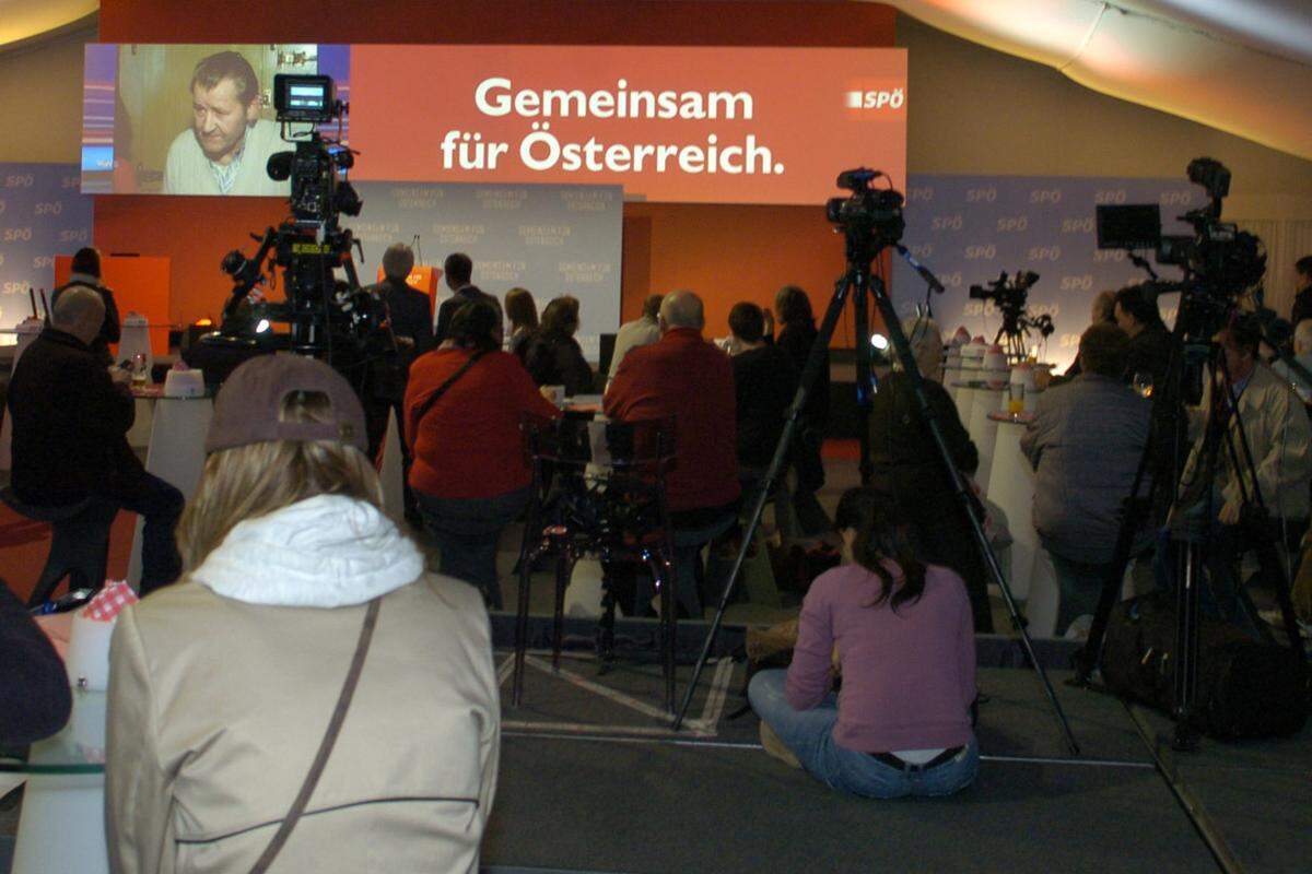 Das Festzelt vor der SPÖ-Zentrale ist am Wahltag ab 16 Uhr geöffnet und füllt sich nur langsam.(Von Martin Deutsch)