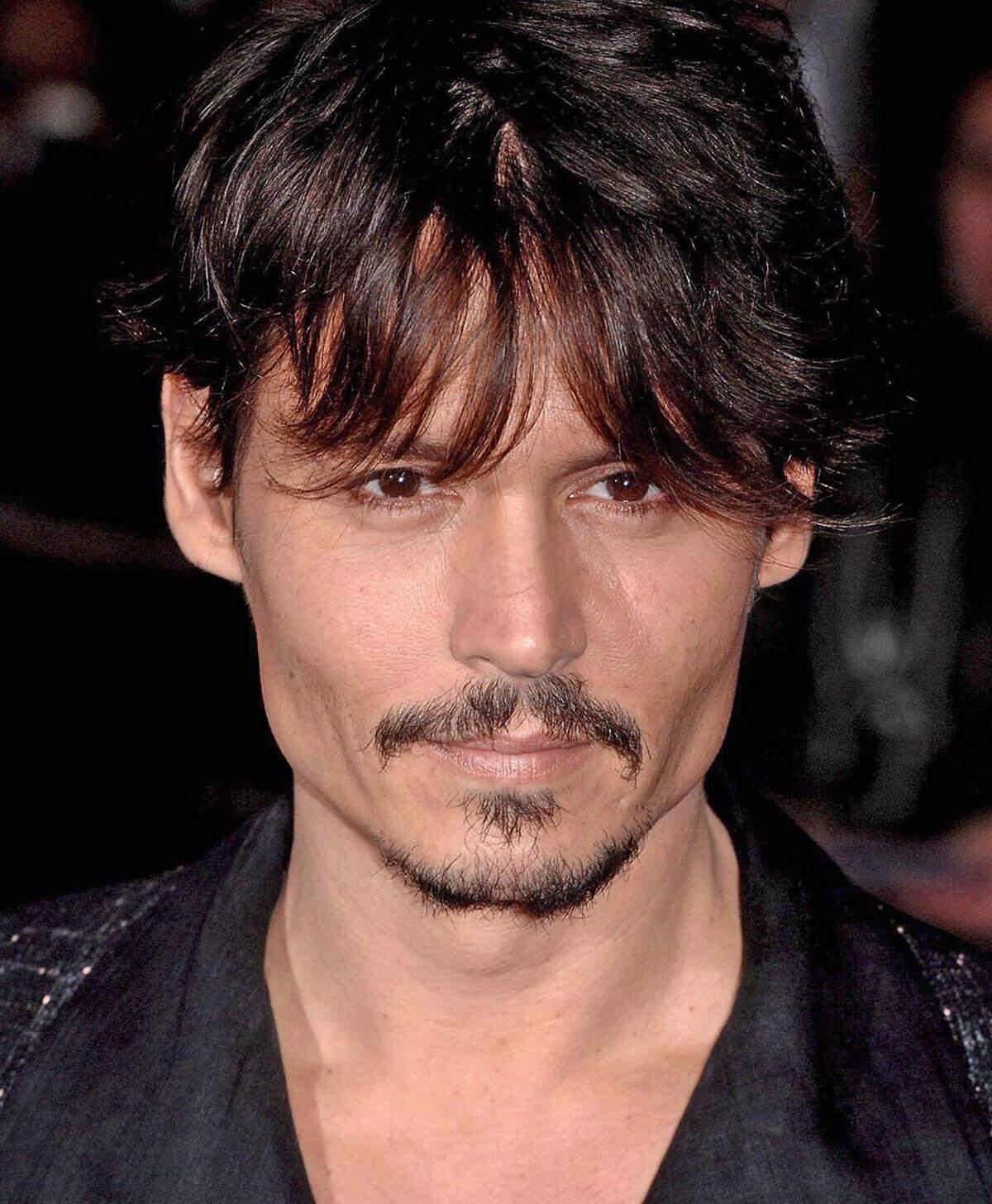 In dem Jahr, in dem Johnny Depp das erste Mal zum ''Sexiest Man Alive'' gewählt wurde, debütierte er als Captain Jack Sparrow im ersten Teil von "Fluch der Karibik".