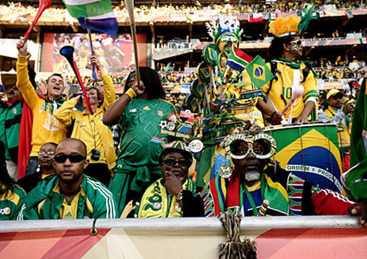 Und überall ertönte die Vuvuzela. Die ohrenbetäubende Tröte war umstritten, doch das Organisationskomitee hatte eine klare Meinung. "Alle lieben die Vuvuzelas. Sie sind das Symbol des WM-Turniers", erklärte OK-Sprecher Rich Mkhondo.