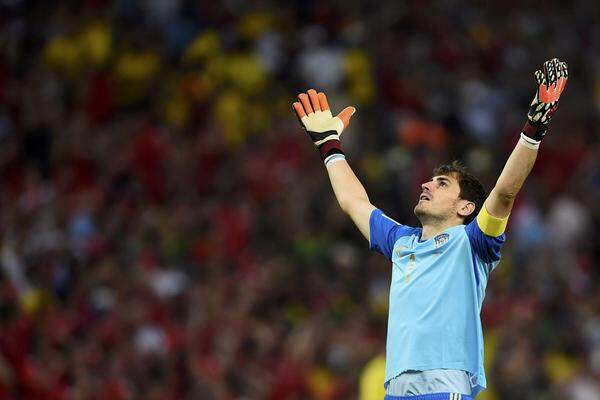 Iker Casillas fleht gen Himmel, doch an der Blamage ändert das nichts mehr. Spanien verliert gegen Chile 0:2 und ist vorzeitig ausgeschieden.