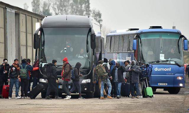 Wohin? Flüchtlinge mit ihren Habseligkeiten in Calais.