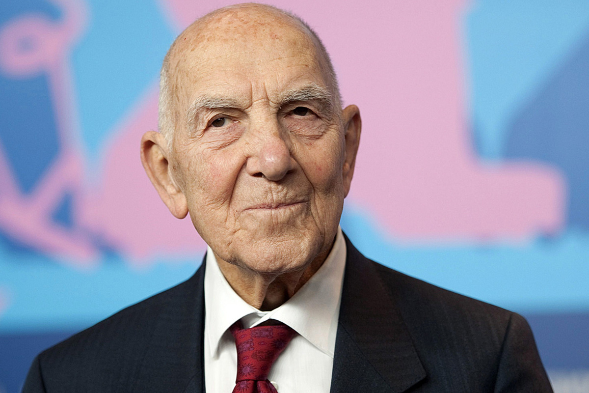 Mitte Oktober 2011 besuchte Hessel Österreich. In Wien forderte er die internationale Protestbewegung der "Empörten" dazu auf, auch politisch aktiv zu werden. Das Engagement der Jugendlichen müsse innerhalb der politischen Parteienlandschaft stattfinden, erklärte der damals fast 94-Jährige.