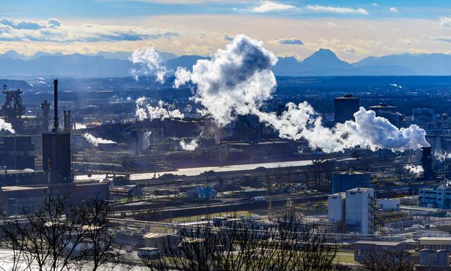 Metaller der Voest in Linz haben die Zufahrten zum Gelände zwei Stunden lang blockiert.