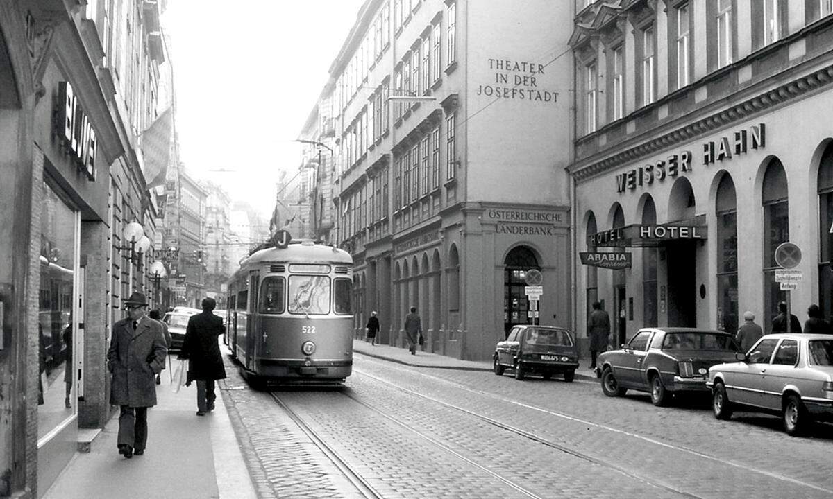 Die Geschichte bekannter Wiener Straßen ergründet „Schaufenster"-Redakteur Norbert Philipp in seinem bei Braumüller erschienenen Buch „Die Adern Wiens". Der ausgewiesene Stadtversteher porträtiert einfühlsam Verkehrswege wie die Josefstädter (Bild), die Mariahilfer, die Margareten- und die Höhenstraße.