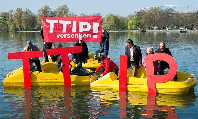 Viele gegner der Freihandelsabkommens TTIP üben Kritk an den internationalen Schiedsgerichten. 