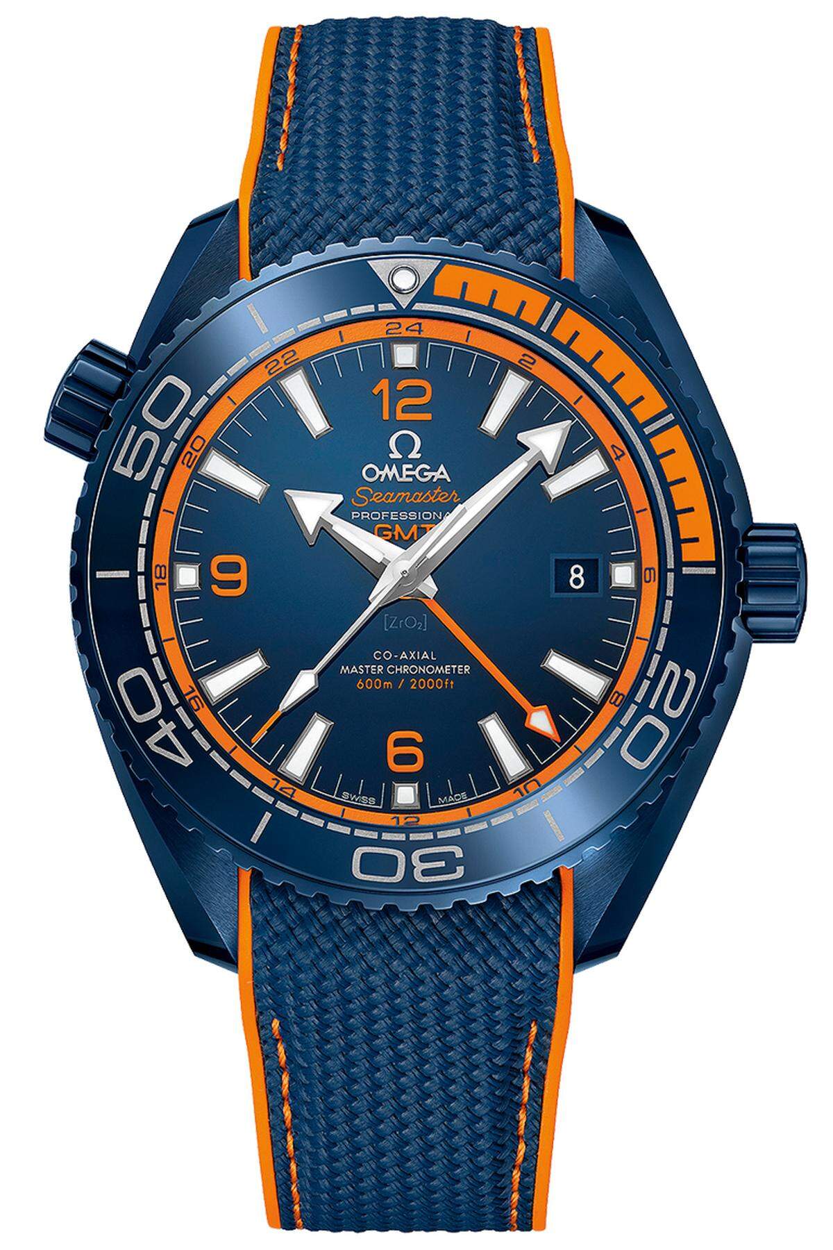 Omega’s neueste, antimagnetische „Master Chronometer“-Uhrwerkstechnologie mit GMT-Funktion ist jetzt in ein tiefblaues Keramikgehäuse mit Keramiklünette eingebettet. 