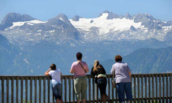 Archivbild von 2010:  Besucher der Loser Alm betrachten das Dachsteinmassiv und den Hallstätter Gletscher