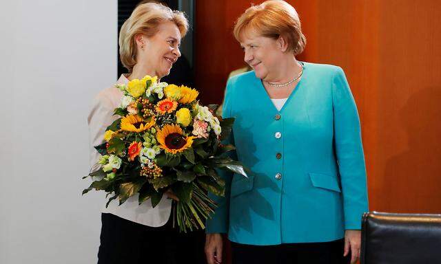 Zum 65. Geburtstag gratulierte Ursula von der Leyen (links) Angela Merkel persönlich.
