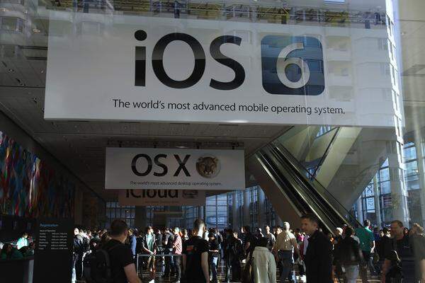 Wie es sich für eine Entwicklerkonferenz gehört, steht auch heuer wieder Software im Zentrum. Die wohl für Konsumenten wichtigeste Neuvorstellung des Abends war das nächste Betriebssystem für iPhone und iPad, iOS 6. Nebenbei gab es auch Neuigkeiten zu OS X "Lion" und dem Online-Dienst iCloud.