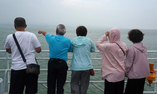 Touristen auf einem Boot vor der chinesischen Stadt Xiamen, die Taiwan gegenüberliegt.