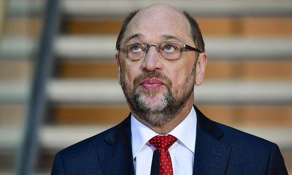 Selten ist ein Politiker so steil aufgestiegen und kurz darauf wieder so tief gefallen wie Martin Schulz. Am Freitag verkündete der 62-Jährige seinen Verzicht auf das Amt des Außenministers, das er erst zwei Tage zuvor für sich reklamiert hatte. Zudem will er nach dem SPD-Mitgliedervotum den Parteivorsitz an Fraktionschefin Andrea Nahles abgeben. Ein Überblick über eine beispiellose Berg- und Talfahrt: