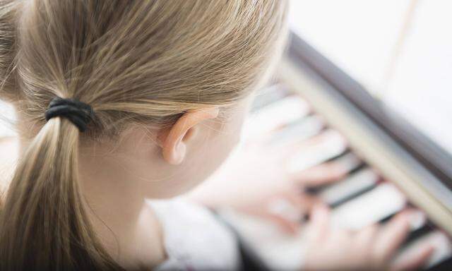Kinder und Jugendliche zwischen vier und 15 Jahren zeigen ihr Talent am Klavier (Symbolbild).