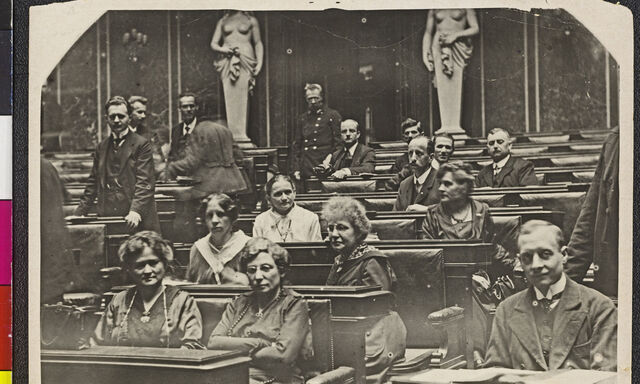 Acht Frauen als Abgeordnete: Konstituierende Nationalversammlung.