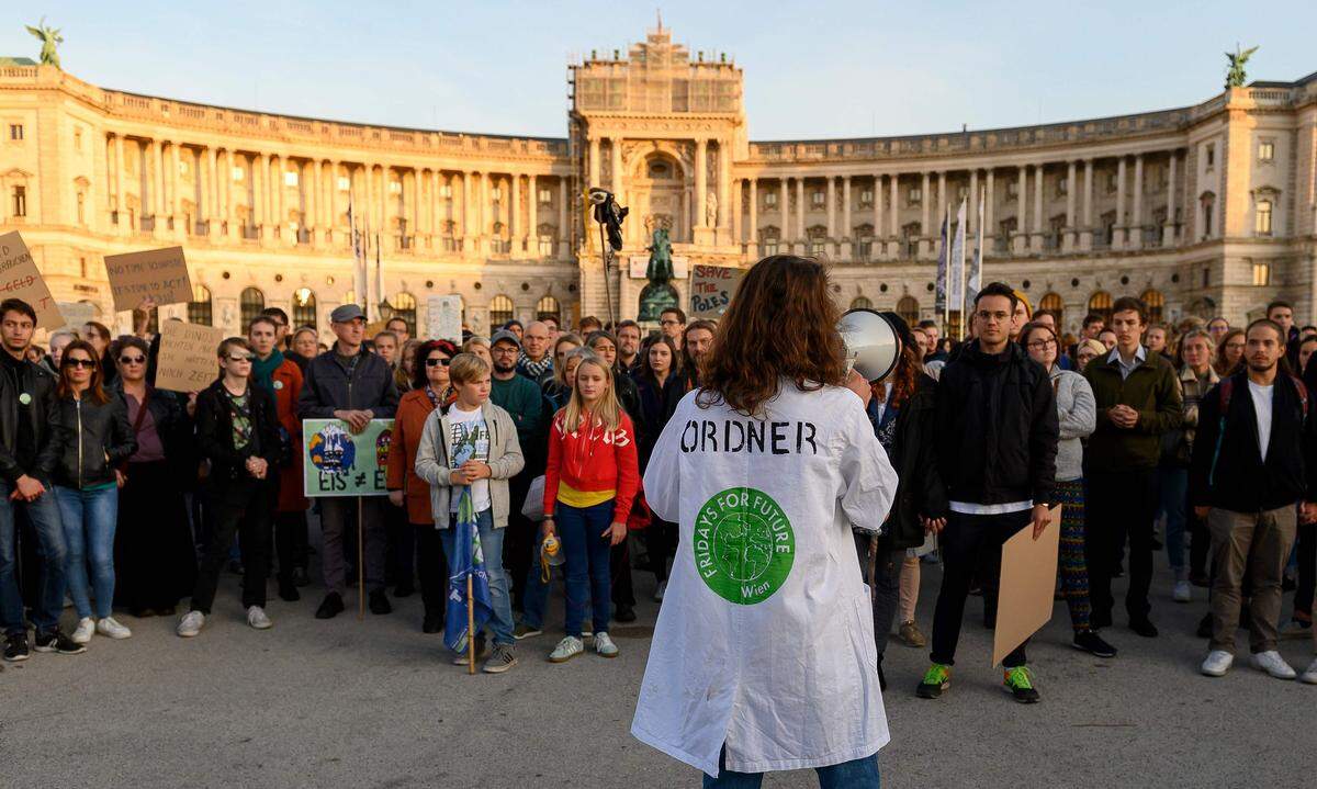 In Österreich haben sich in Österreich am Freitag rund 720 Gemeinden mit Aktionen an der internationalen Klimaschutzwoche "Week for Future" beteiligt. Es sei laut Mitorganisator Johannes Stangl die größte dezentrale Klimaaktion, die es jemals gegeben habe. Am Aben dfand eine Kundgebung am Wiener Heldenplatz statt.