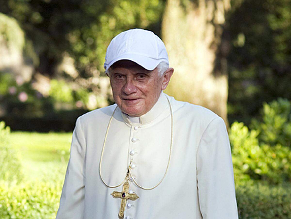 "Ich gedenke in meinen Gebeten der jungen Menschen, die ihr Leben verloren haben."  Papst Benedikt XVI. in seiner Sommerresidenz Castel Gandolfo in der Nähe von Rom. Ihn erfülle "tiefe Trauer".