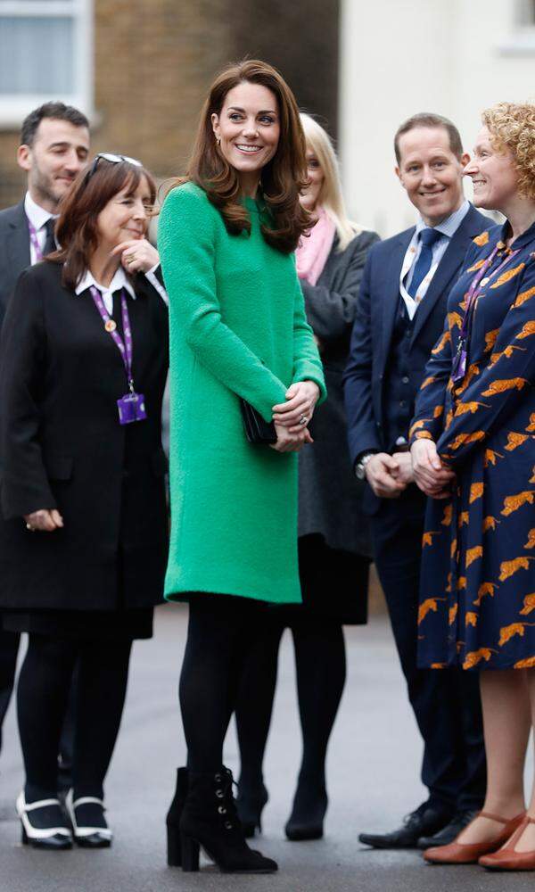 Es grünt so grün... Nein, nicht in Spanien, sondern dank Herzogin Catherine in London. Das sattgrüne Retro-Kleid von Eponine London versprüht nicht nur einen Hauch Frühling im winterlichen Großbritannien, sondern auch den Charme der 50er und 60er Jahre. Fest umschlungen hält sie ihre Mulberry Bayswater Clutch. Ob jemand ein Auge darauf geworfen hat?