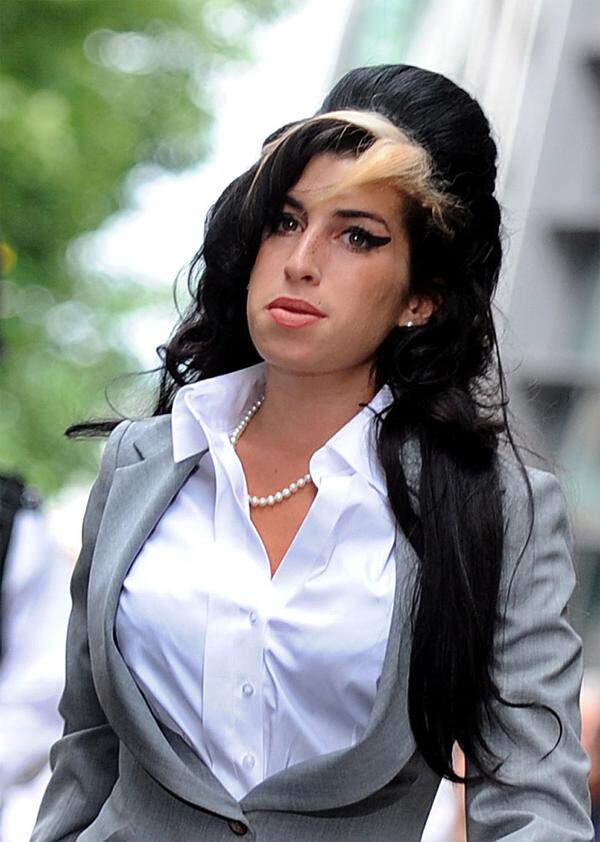 Amy Winehouse soll wieder zur Flasche gegriffen haben - kurioserweise während sie sich auf dem Weg zu den Suchtexperten der Londoner Priory Klinik befand. Die 27-Jährige soll betrunken in einen Friseursalon geplatzt sein und sich in den Sanitärräumen ausgiebig übergeben haben. Ihr Manager dementiert diesen Auftritt, ihren Aufenthalt in einer Entzugsklinik, bestätigte er.  Die britische Soulsängerin arbeitet derzeit an ihrem Comeback-Album. Mit ihrem ausgezeichneten Album "Back To Black" (2006) hat sie sich die Messlatte hoch gelegt. Am 24. Juli soll Amy Winehouse als Headliner der Nova Jazz &amp; Blues Nights in der Erdbeergemeinde Wiesen singen.