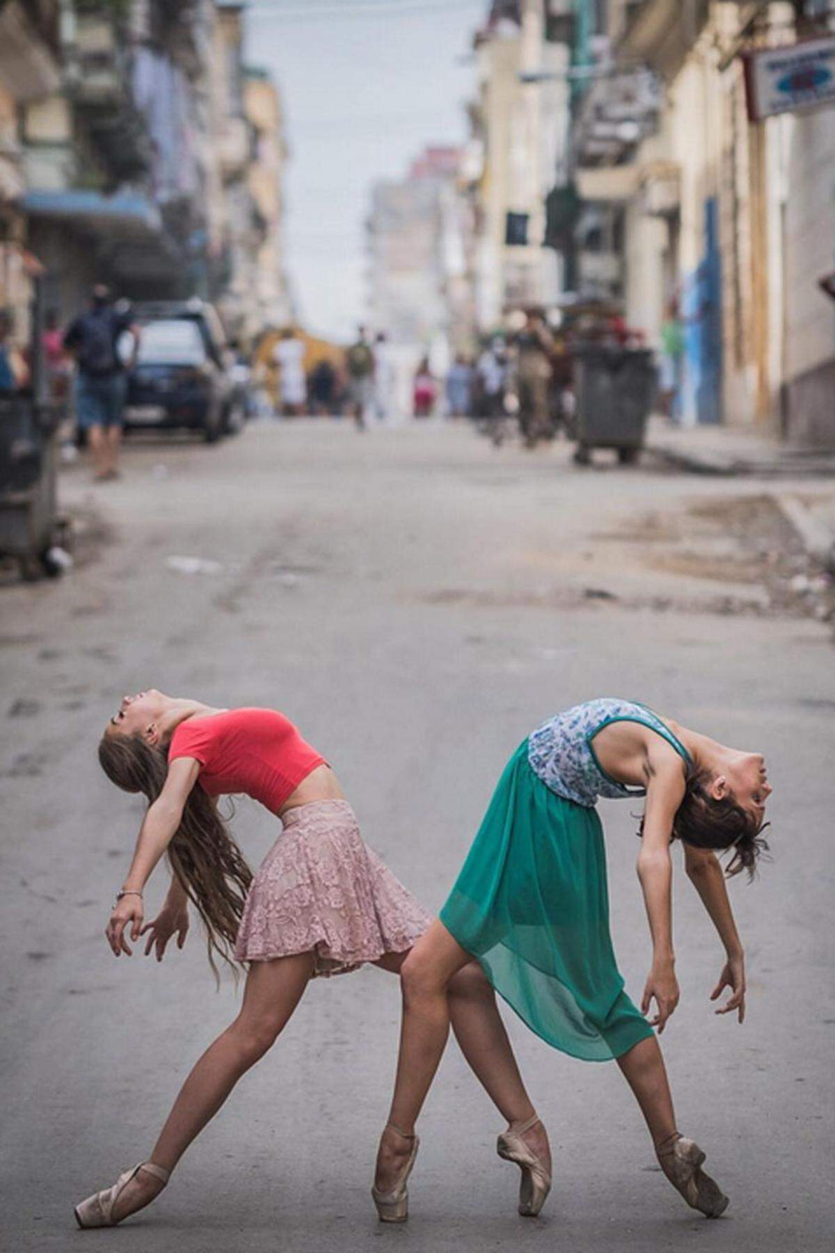 Omar Z. Robles stellt die klaren Linien des Tanzes der schroffen Welt einer Stadt gegenüber. Im Bild: Daniela Cabrera und Daniela Fabelo in Havanna, Kuba.