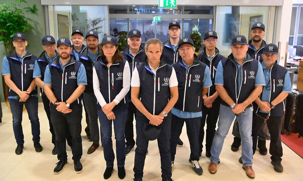 IAEA-Direktor Grossi und das Inspektionsteam auf einem Foto, das vermutlich auf dem Flughafen Wien entstanden ist.